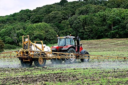 Un agricultor aplica fertilizante líquido a un campo de cultivo.