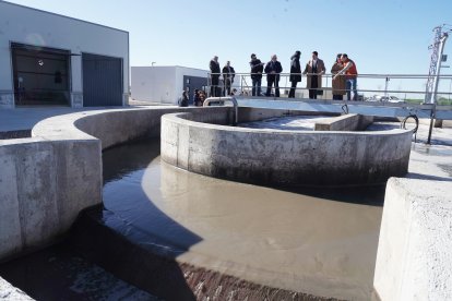 El consejero de Medio Ambiente, Vivienda y Ordenación del Territorio, Juan Carlos Suárez-Quiñones, visita la EDAR de Nava de Rey (Valladolid).