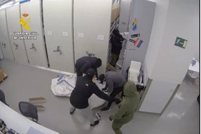 Los ladrones, captados por las cámaras en el momento de desvalijar la tienda de Apple en Río Shopping.