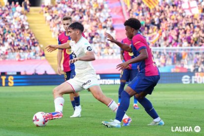 Mario Martín, rodeado de rivales en el Barcelona-Real Valladolid de la primera vuelta.