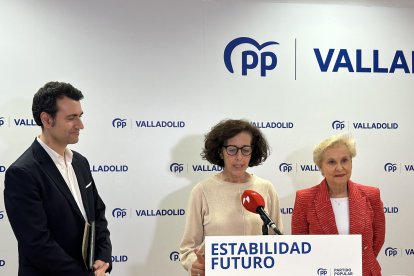 La secretaria general del PP de Valladolid y diputada, Mercedes Cantalapiedra, y la exdiputada del PP y presidenta de la Afammer, Carmen Quintanilla, junto al coordinador de Comisiones de Estudio del PP de Valladolid, David Esteban.