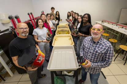 Ilan Wolff y Pablo de Castro Martín posan junto a los alumnos del proyecto de innovación con sus cámaras artesanales.