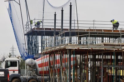 Un grupo de operarios trabaja en la construcción de pisos en Castilla y León.