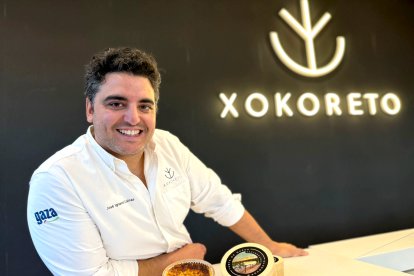 José Ignacio muestra alguno de los formatos de su tarta de queso.