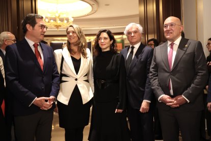 Garamendi, De Miguel, Ayuso, Garrido (vicepresidente CEOE) y Carnero en el acto de Nuevo Economía Fórum en Madrid.