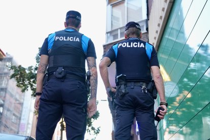 Patrulla a pie de policías municipales en el barrio de Delicias