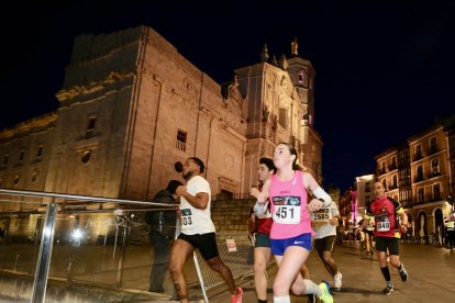 Corredores al paso por la Catedral.