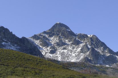 La cumbre del Muxiven, desde la localidad de Lumajo, con las últimas nieves del invierno