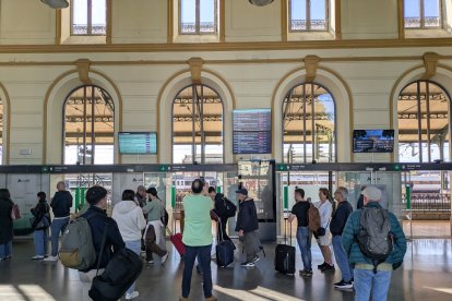Gente esperando en la estación de tren de Valladolid para subirse a su tren