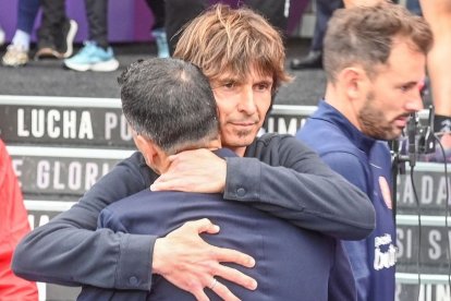 Álvaro Rubio saluda a Míchel antes del partido contra el Girona.