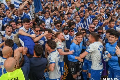 Aficionados del Alavés, con jugadores después del partido.