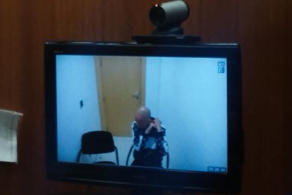 Suspendido el juicio por violencia contra el autor de crimen de Viana para decidir si declara en sala o a distancia. En la foto, el acusado por videoconferencia desde el penal militar de Alcalá de Henares.