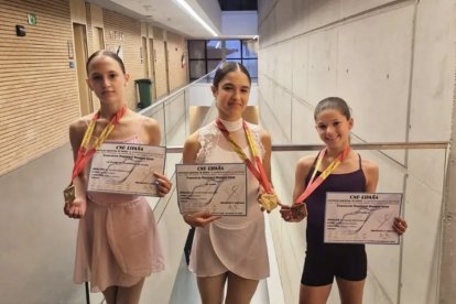 Marianne Martínez (I) y Celia Hernández (C), con la medalla de oro, y Gabriela Gómez, con la medalla de bronce en la categoría de Danza Contemporánea
Las bailarinas Marianne Martínez y Celia Hernández, de la escuela vallisoletana Danza Abierta, dirigida por Jorge Sánchez Agramonte, han obtenido el primer puesto en la final del Campeonato Nacional de Danza celebrado en Burgos, lo que les da opción a participar en CND Europa, que se celebrará en Dijon (Francia) el próximo octubre.

CASTILLA Y LEÓN ESPAÑA EUROPA VALLADOLID CULTURA
DANZA ABIERTA