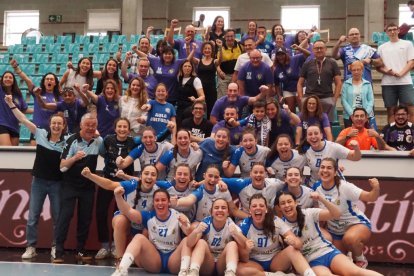 El Cavidel Aula festeja el ascenso a la División de Honor Plata.