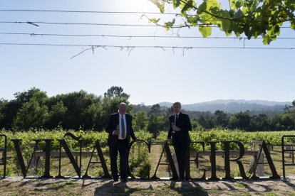 Alfonso Rueda y Carlos Moro en la nueva bodega de la D.O. Rías Baixas.