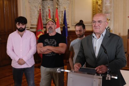 Carnero junto con Miguel Gane, Mara Torres y César Pérez Gellida en el Ayuntamiento.
