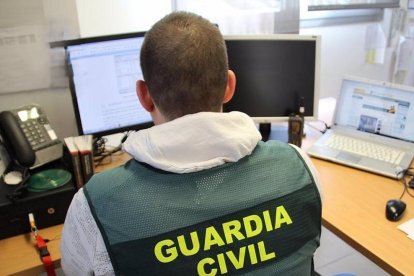 Un agente de la Guardia Civil trabaja en su oficina.