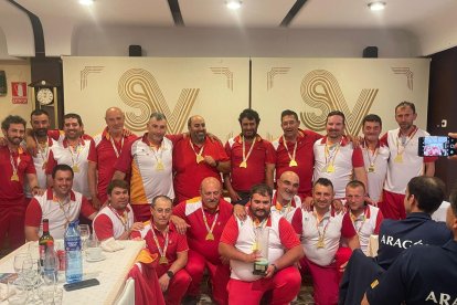 El equipo de Castilla y León posa con sus medallas de campeones.