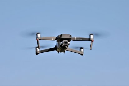 Un dron volando. Foto de archivo.