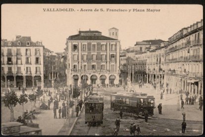 Vista de la plaza Mayor tomada desde el edificio de la esquina con la calle La Pasión, se ven las calles Ferrari y Lencería. Imagen anterior a 1923.