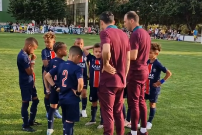 Chicos del PSG benjamín en el campo Juan Carlos Navarro de Medina de Rioseco para jugar la Caramanzana Cup.
