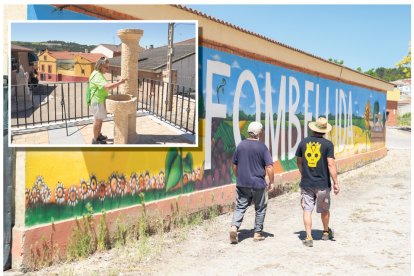 Fombellida, el pueblo de las mil y una fuentes. En la imagen superior, una vecina en la fuente de piedra de la iglesia.