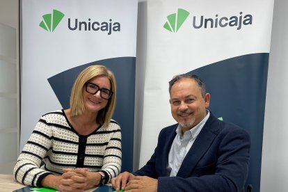 María José Rivera, y por el presidente del Club de Baloncesto Silla de Ruedas Valladolid, José Antonio de Castro Blanco.
María José Rivera (Unicaja) y José Antonio de Castro (BSR Valladolid), durante la firma del contrato.

María José Rivera, y por el presidente del Club de Baloncesto Silla de Ruedas Valladolid, José Antonio de Castro Blanco.