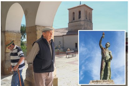 Marcelo se refugia del sol junto al ayuntamiento. A la derecha, la estatua de Don Purpurino.