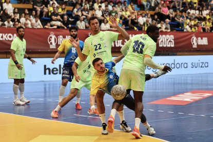 Karapalevski cae en una acción de ataque mientras busca el pase picado al extremo.