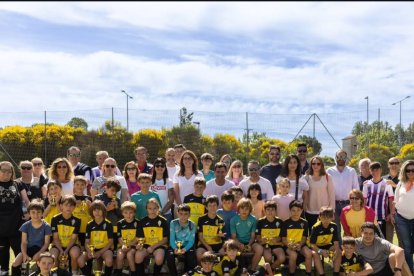 Imagen de uno de los equipos del Club Recoletas Zafiro con sus familiares.