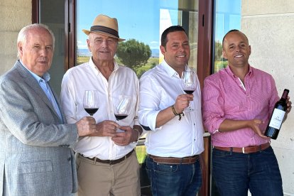 De izquierda a derecha, los hermanos Manuel y Adolfo Pérez Pascuas, junto con la tercera generación de la familia bodeguera: Adolfo y Daniel Pérez Herrero.