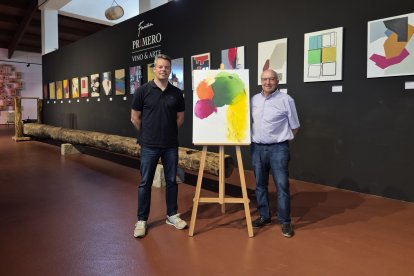 Manolo Fariña y su hijo Manu, actual director general de la compañía, en la pinacoteca junto a la obra ganadora.