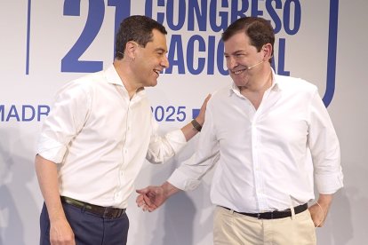 El presidente del Partido Popular de Castilla y León, Alfonso Fernández Mañueco y el del PP andaluz, Juan Manuel Moreno.