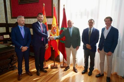 Uruñuela y Barquín, en ambos extremos durante la reunión  en el Ayuntamiento.