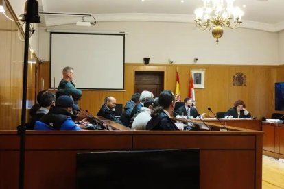 TSJCyL confirma a un hombre 1,5 años por receptación de piezas de coche procedentes de la 'Banda del BMW'.
El Tribunal Superior de Justicia de Castilla y León ha confirmado la condena de un año y medio de prisión por delito de receptación a Víctor V.M, uno de los tres varones juzgados el pasado año en la Audiencia de Valladolid acusados de integrar la 'Banda del BMW' que entre los años 2019 y 2020 se dedicó al sistemático robo de coches, la mayoría Seat León y BMW, que luego utilizaba para la comisión de hechos delictivos, entre ellos el fallido intento de un 'alunizaje' en una gasolinera de Zaratán.

POLITICA CASTILLA Y LEÓN ESPAÑA EUROPA VALLADOLID JUSTICIA