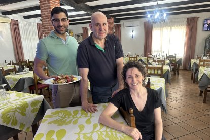 Víctor y su hijo Ismael, junto a la madre y jefa de cocina Belén Gutiérrez, en el comedor del restaurante.