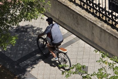 Imagen del ladrón de la bicicleta captada por un vecino
