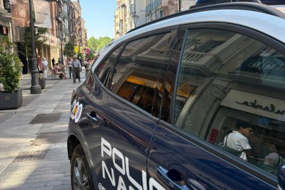 Coche de la Policía Nacional en la calle Santiago.