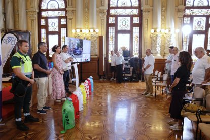 Minuto de silencio en el Ayuntamento en honor al periodista Javier Mardones.