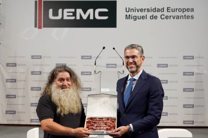 Raúl Pérez recibe el marco del curso de verano ´La trastienda del vino´