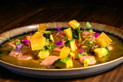 GAZPACHO FLORIDO DE MELÓN CON CORVINA Y AGUACATE