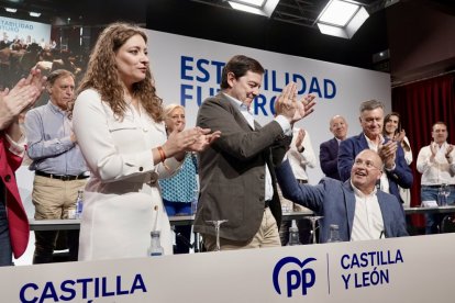 Ester Muñoz, Alfonso Fernández Mañueco y Miguel Tellado durante la clausura del Comité Ejecutivo y la Junta Directiva Autonómica del PPCyL