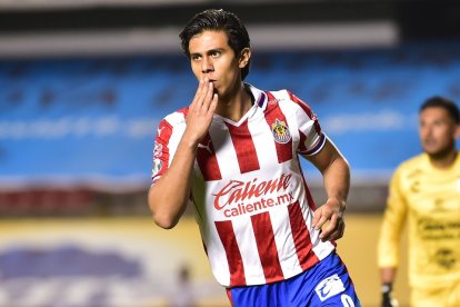José Juan Macías celebra un gol con Chivas.