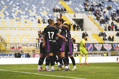 Jugadores del Real Valladolid celebran el gol de Marcos Adré ante Colo Colo.