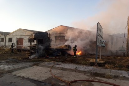 Incendio de un camión de pacas en Medina del Campo.