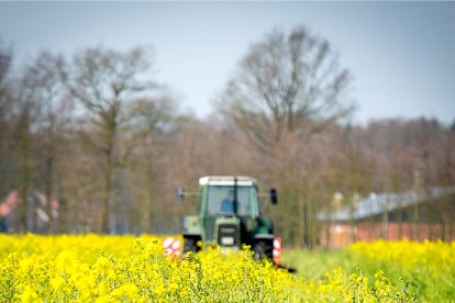 Un agricultor trabaja con su tractor en un campo de cultivo