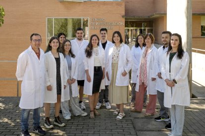 Sandra y Ángela junto con sus equipos de investigación.