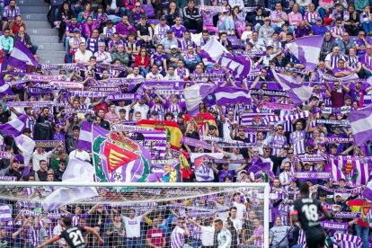 Aficionados blanquivioleta durante un partido de la pasada temporada.
