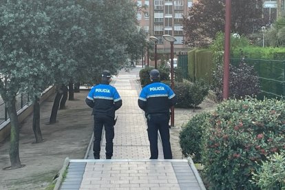 Dos agentes de policía de barrio de Valladolid.