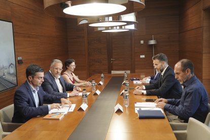 El presidente de las Cortes, Carlos Pollán, preside la comisión de seguimiento del convenio con la Universidad Europea Miguel de Cervantes (UEMC).